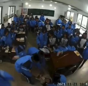 ​邵阳一女老师课堂上突然晕倒，孩子们的反应被网友爆赞