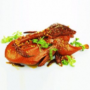 ​酱烧全鸭，鸭子熟而不烂，并且咸鲜适宜，还有着非常浓厚的酱香味