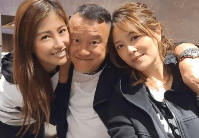 ​69岁曾志伟再被骂为老不尊？与洪金宝大儿媳亲密搂肩贴脸