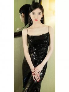 ​景甜吊带连衣裙写真，一身黑色亮片妩媚又大气