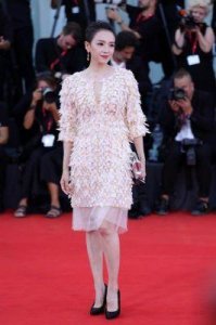 ​章子怡带女儿亮相威尼斯电影节，醒宝穿红裙戴墨镜，与妈妈一样有气质