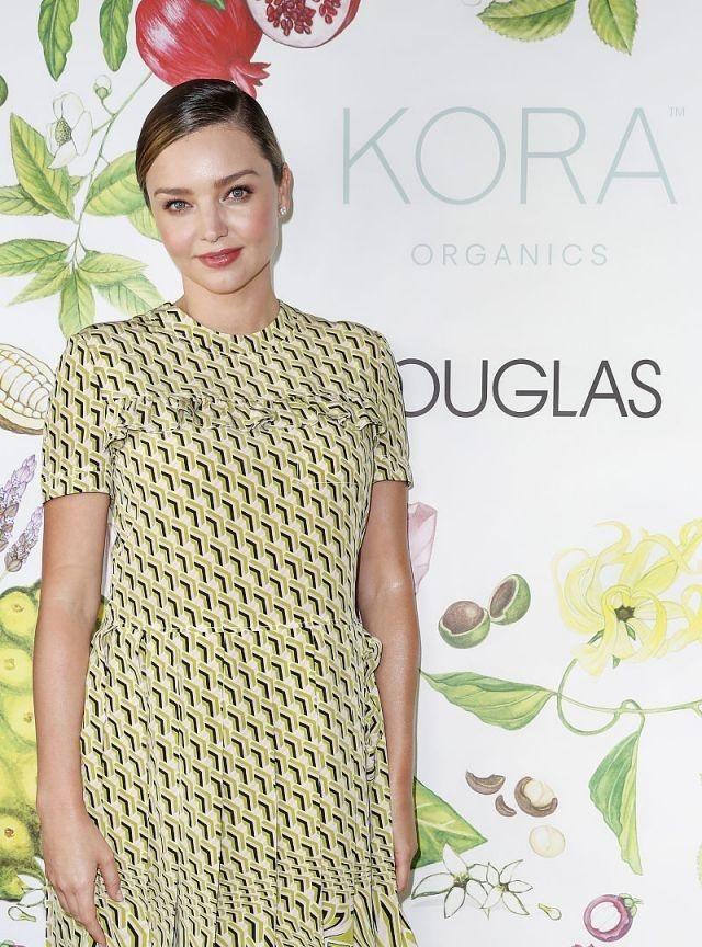 超模米兰达·可儿怀三胎甜笑孕味十足 身材丰满尽显辣妈范儿