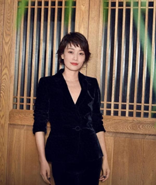 马伊琍最新短发,“狗啃刘海”减龄娇俏,一身丝绒西装美得太高级