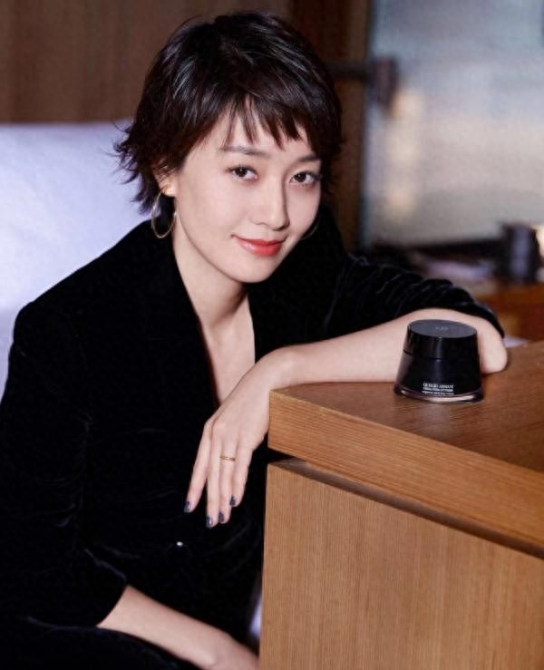 马伊琍最新短发,“狗啃刘海”减龄娇俏,一身丝绒西装美得太高级