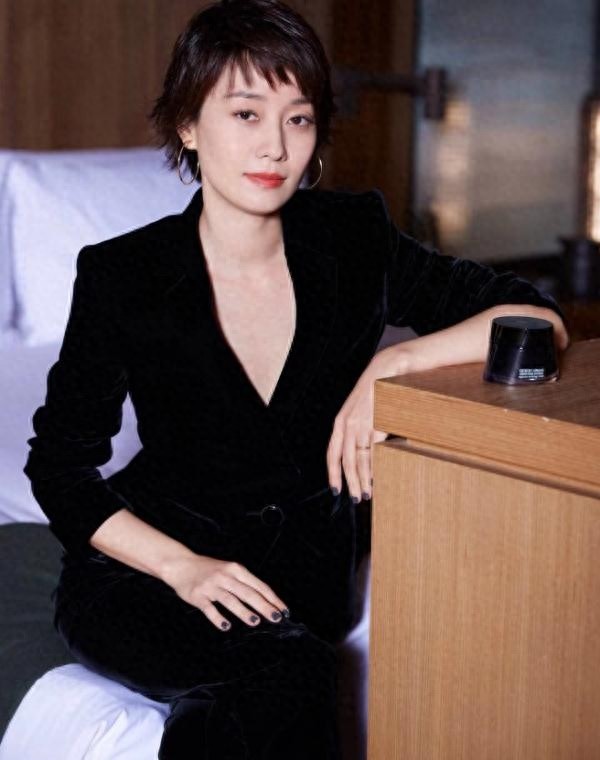 马伊琍最新短发,“狗啃刘海”减龄娇俏,一身丝绒西装美得太高级