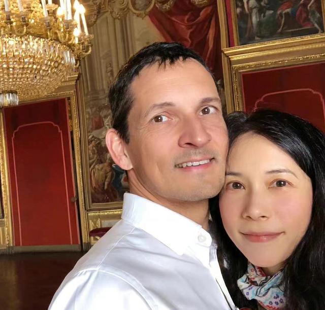 51岁莫文蔚庆结婚十周年!与外籍老公甜蜜相拥,当3娃后妈仍幸福(3)
