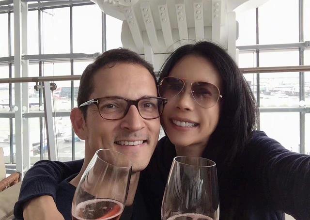 51岁莫文蔚庆结婚十周年!与外籍老公甜蜜相拥,当3娃后妈仍幸福(4)