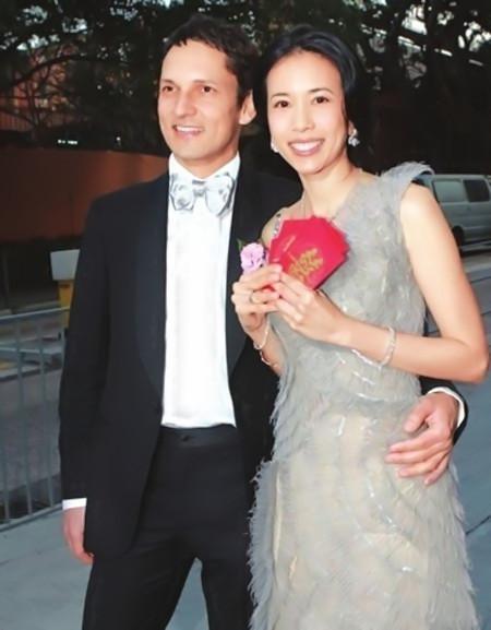 51岁莫文蔚庆结婚十周年!与外籍老公甜蜜相拥,当3娃后妈仍幸福(9)