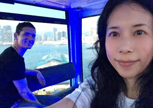 51岁莫文蔚庆结婚十周年!与外籍老公甜蜜相拥,当3娃后妈仍幸福(8)