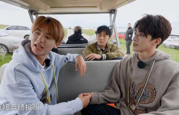 何洛洛黄明昊什么关系 两人走的很近