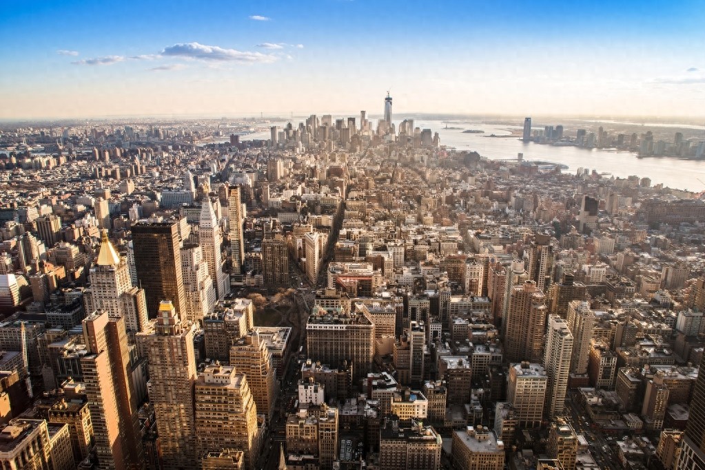 帝国大厦总高度为443.7米,是美国纽约的地标建筑物之一