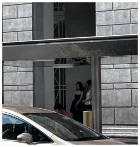 ​31岁周冬雨国外被偶遇，头发油腻，戴百元翡翠，一身行头超10万