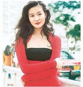 ​陈宝莲离世后，儿子在王菲经纪人照料下茁壮成长，外貌神似干爹黄任中