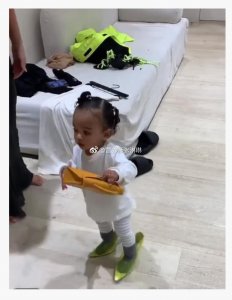 ​每个宝宝都闹的穿过妈妈的高跟鞋吧，宝宝不懂危害