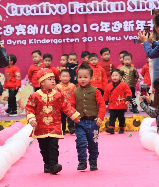 真的很有创意,迎宾幼儿时装秀出中国风迎新年,这些宝贝们太有范