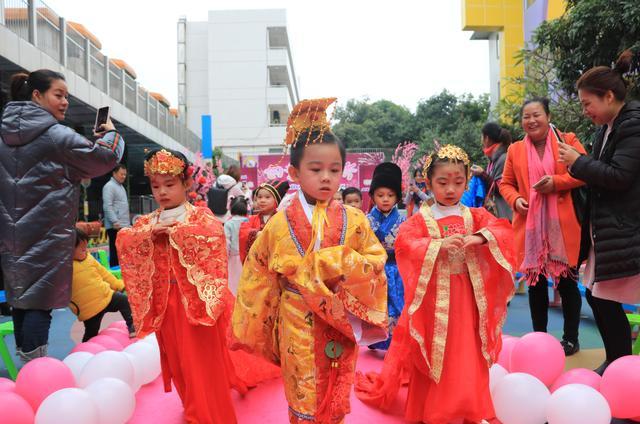 真的很有创意,迎宾幼儿时装秀出中国风迎新年,这些宝贝们太有范