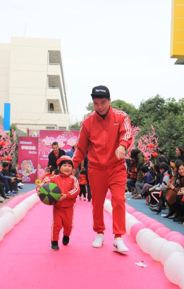 真的很有创意,迎宾幼儿时装秀出中国风迎新年,这些宝贝们太有范