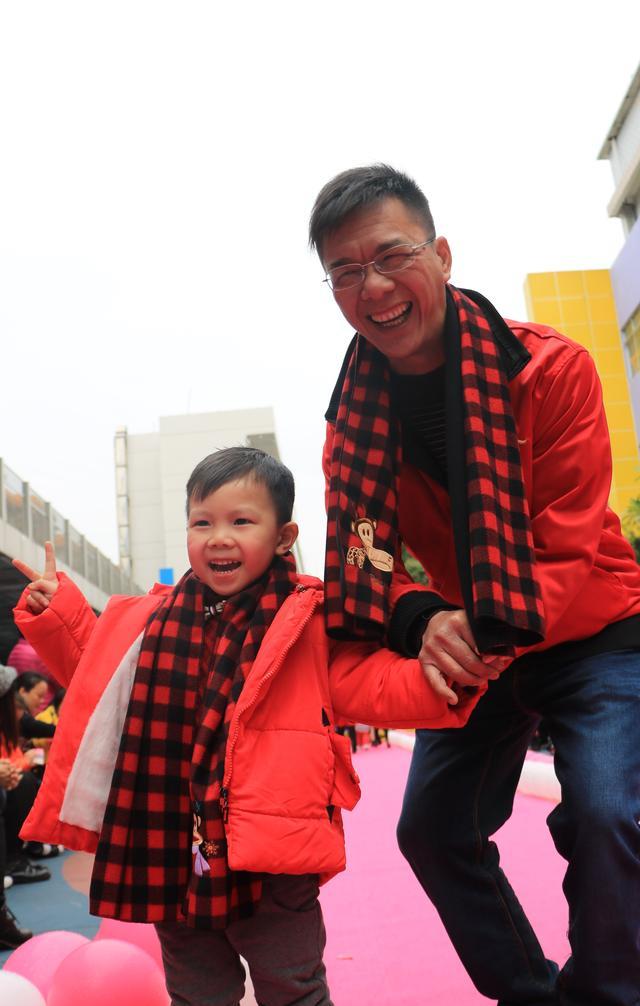 真的很有创意,迎宾幼儿时装秀出中国风迎新年,这些宝贝们太有范