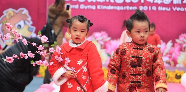 真的很有创意,迎宾幼儿时装秀出中国风迎新年,这些宝贝们太有范