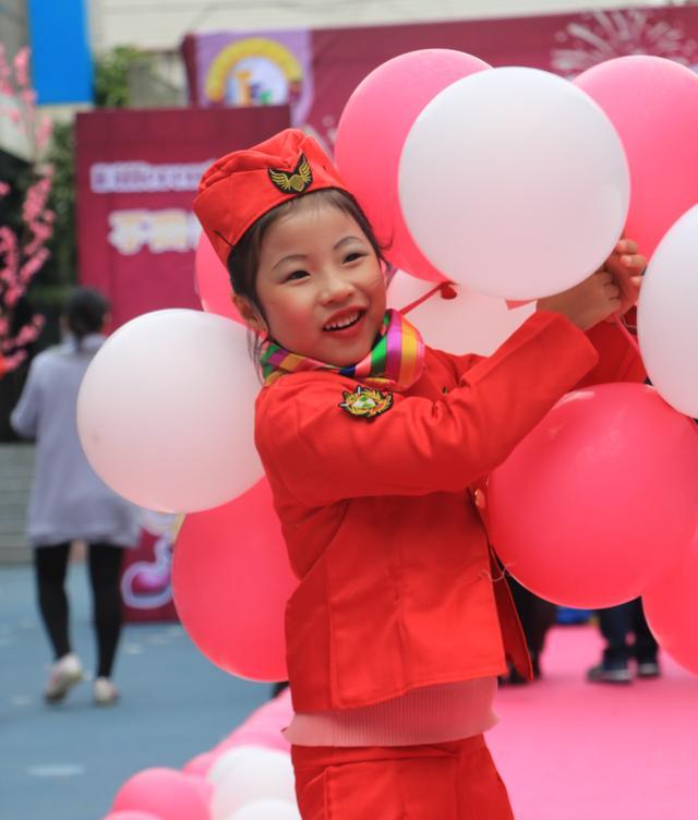 真的很有创意,迎宾幼儿时装秀出中国风迎新年,这些宝贝们太有范