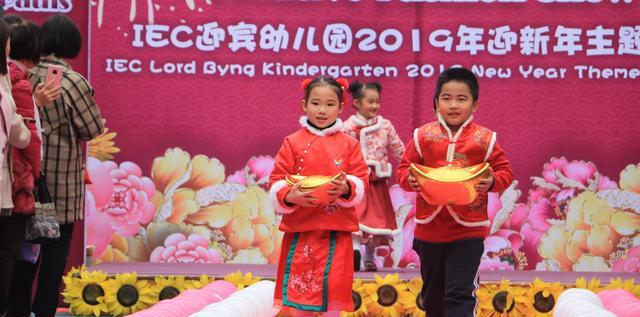 真的很有创意,迎宾幼儿时装秀出中国风迎新年,这些宝贝们太有范
