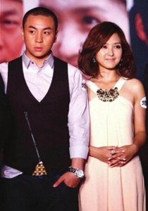 ​36岁释小龙带妻女逛商场，妻子撞脸杨颖身材火辣，开迈巴赫好低调