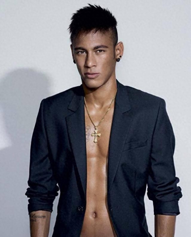 精神小伙内马尔的帅气照片,球技和颜值都很高,值得收藏