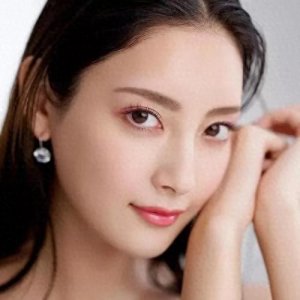 ​颜值与身材并存，菜菜绪新晋偶像魅力四射