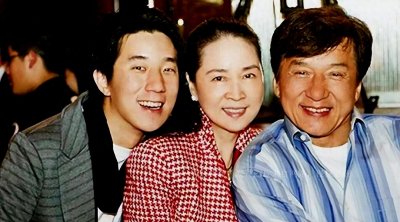 ​成龙跟老婆合影一脸痴笑林凤娇70岁还这么漂亮，难怪稳稳拿捏住