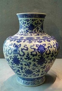 ​男子收废品捡到青花瓷瓶卖了六十万，两年后，发现在房东大爷家里