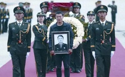 ​烈士申亮亮生命最后37秒，两次推开战友，遗体手中仍握着烧焦的枪