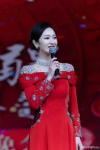 ​王治郅妻子主持2024广西春晚，长相甜美，身材高大，大郅好福