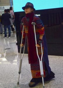 ​杨丽萍：为跳孔雀舞63岁无儿无女，拄拐出行被嘲笑“女性的悲哀”