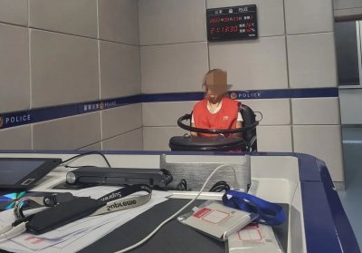 ​女毒贩交易时被现场抓捕