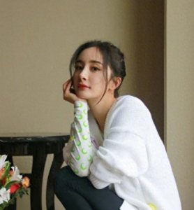 ​娱乐回顾:曝杨幂遭一群人灌醉，被大佬带走拍下不雅视频？