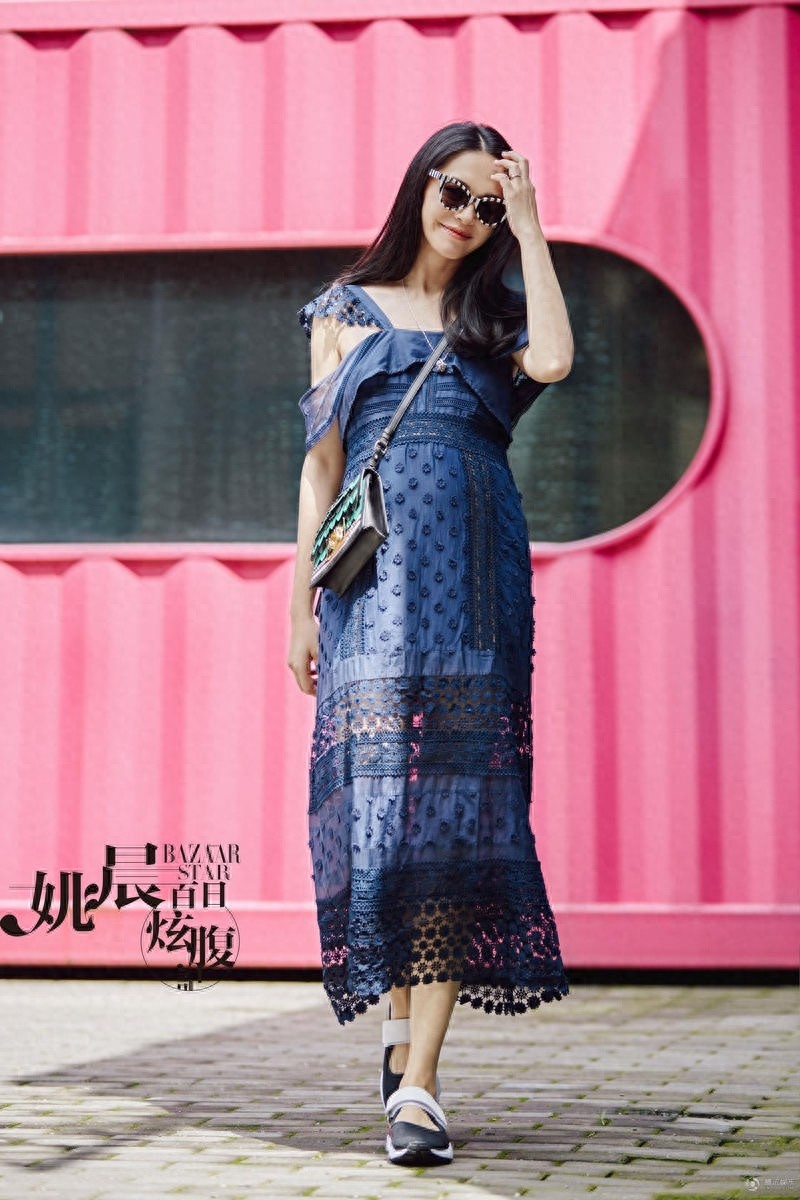 姚晨挺着大肚子“炫腹”拍写真,中国版大嘴朱莉怀孕了也一样美