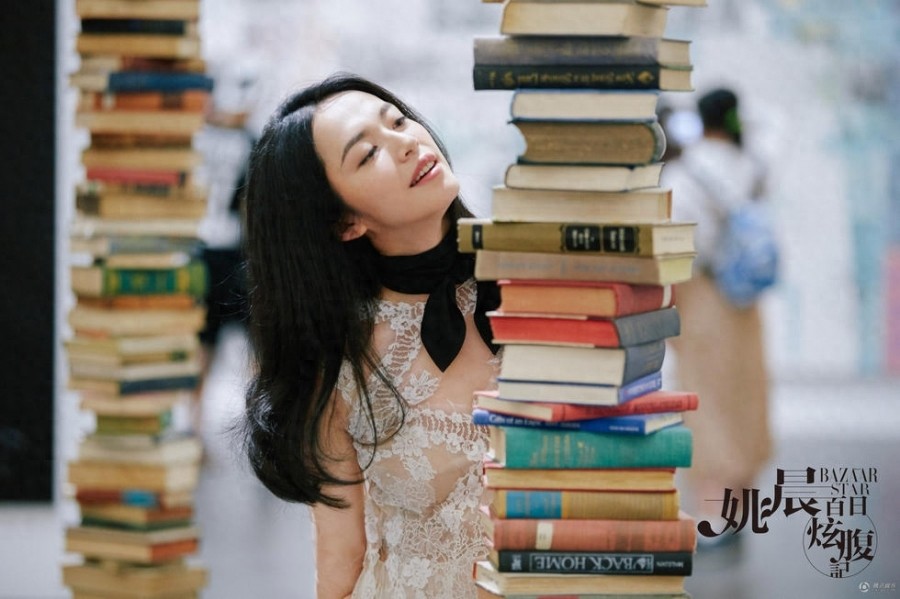 姚晨挺着大肚子“炫腹”拍写真,中国版大嘴朱莉怀孕了也一样美