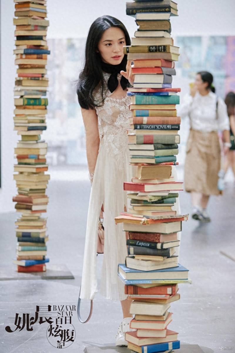 姚晨挺着大肚子“炫腹”拍写真,中国版大嘴朱莉怀孕了也一样美