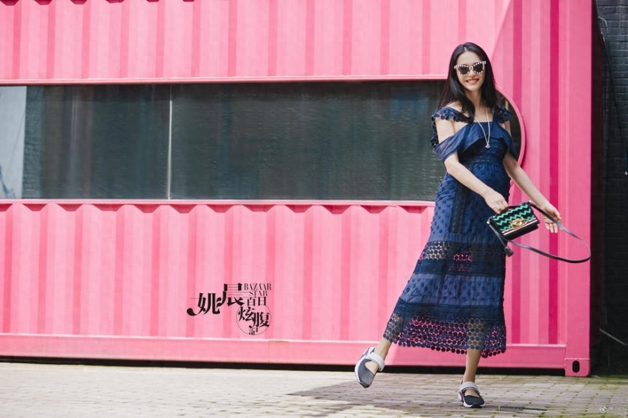 姚晨挺着大肚子“炫腹”拍写真,中国版大嘴朱莉怀孕了也一样美