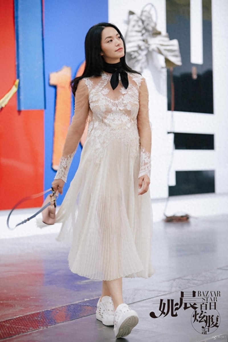 姚晨挺着大肚子“炫腹”拍写真,中国版大嘴朱莉怀孕了也一样美