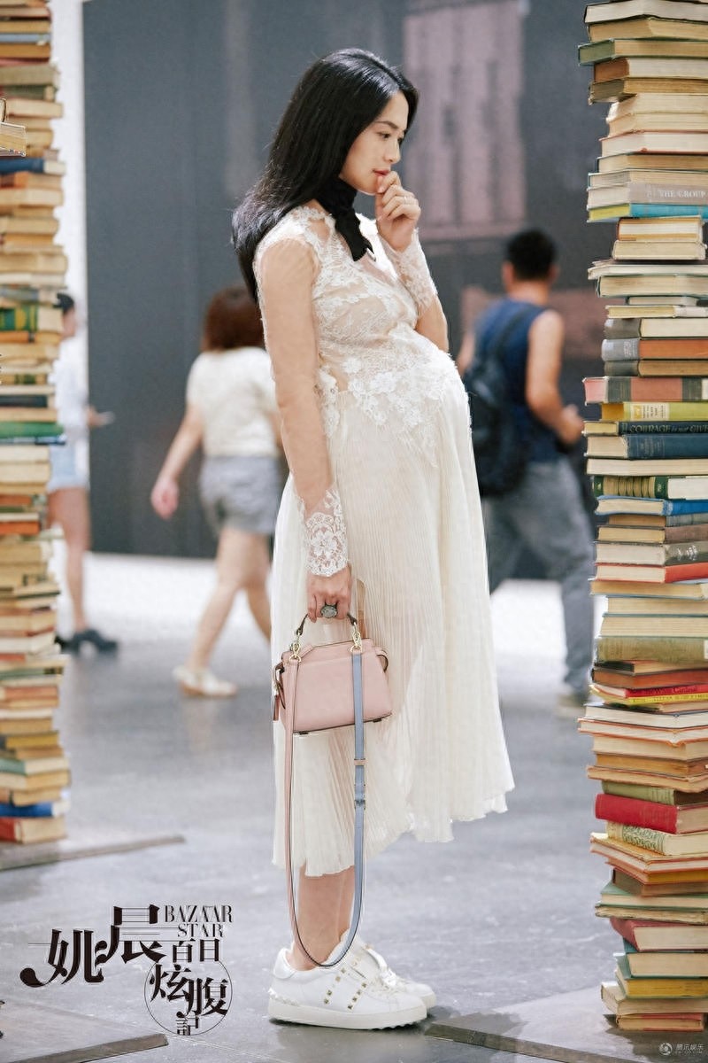 姚晨挺着大肚子“炫腹”拍写真,中国版大嘴朱莉怀孕了也一样美