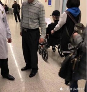 ​李宇春坐轮椅现身机场，看样子伤得真不轻