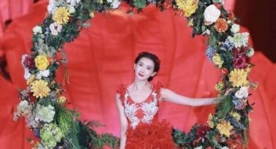 ​林志玲春晚表演水上芭蕾惊艳四座，好身材完全看不出45岁