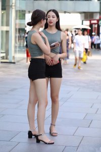 ​街拍美女黑丝袜搭配热裤，动感时尚