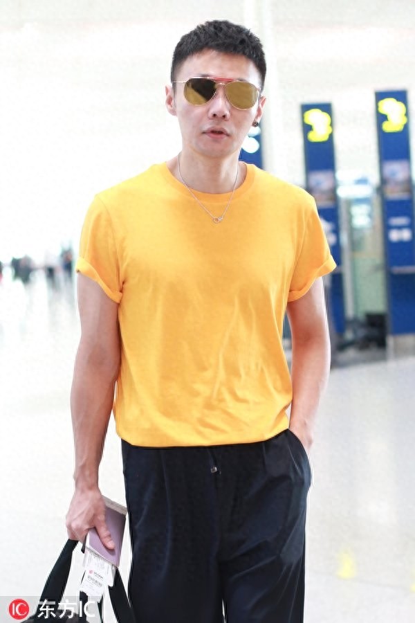 难怪能拿下杨丞琳,李荣浩身材衣品都好到没话说