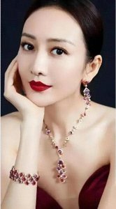 ​“汪曼春”王鸥各类写真身材火辣！肤白貌美太性感妖艳！