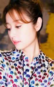 ​精致优雅，性感妩媚，身姿曼妙的林心如，楚楚动人的写真照