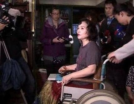 她当红时瘫痪丈夫劈腿家产被人挥霍1.jpg