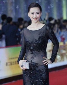 ​翁虹：从“人间水蜜桃”到慈善达人，叛逆人生背后的真实故事