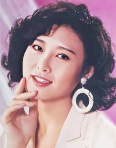 ​香港经典三级片女星揭秘：十大艳星简介与人生故事